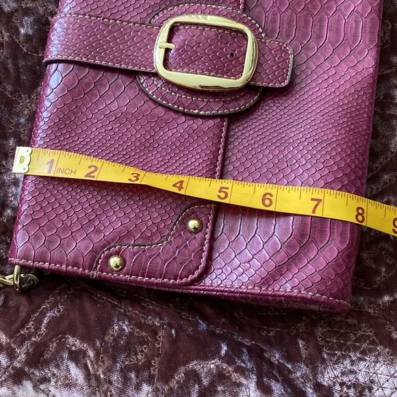 Large magenta clutch with gold accents - Picture 8 of 8